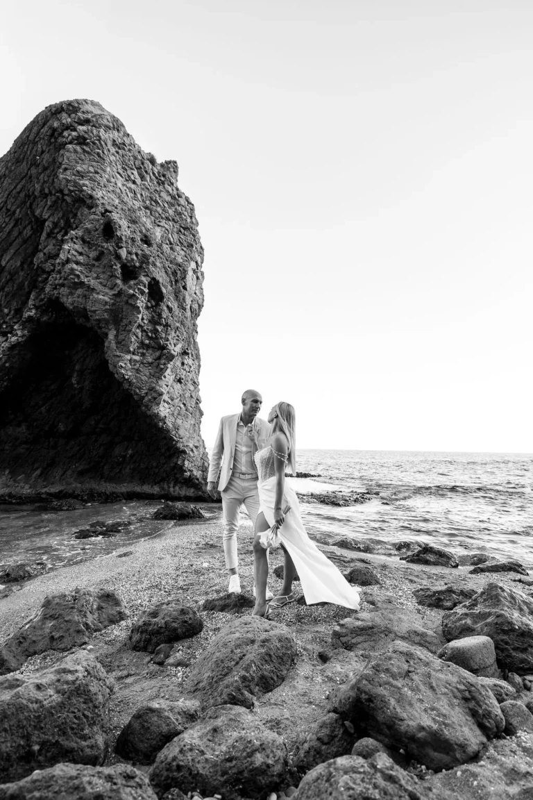 Juodai balta vestuvių fotografija prie jūros