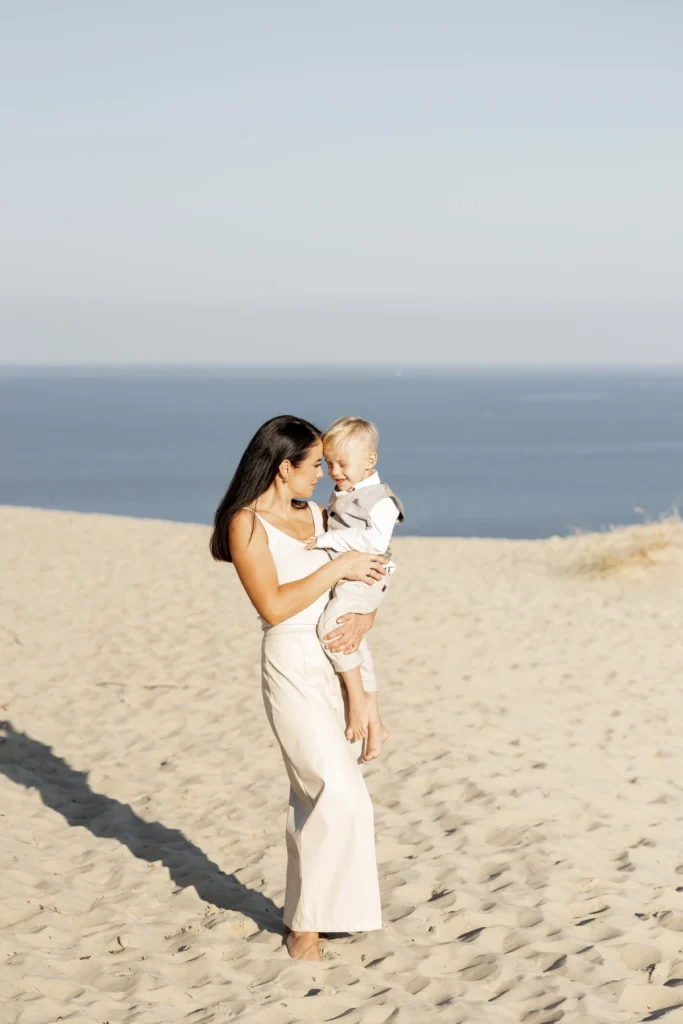 Krikštynų fotosesija pajūryje su mama ir vaiku