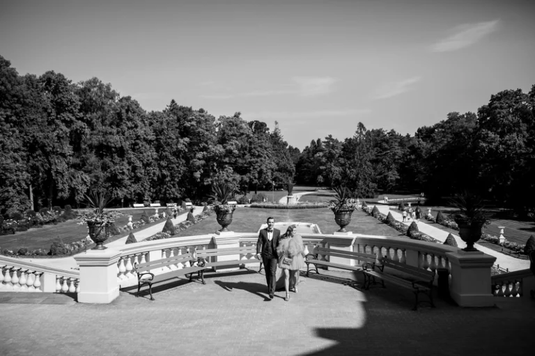 Pora ant plačios terasos su panoraminio parko vaizdu – juodai balta vestuvių nuotrauka, Birute Bras Photography
